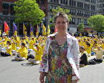 来自瑞典的法轮功学员伊万娜5月12日在庆祝世界法轮大法日现场。（李新/大纪元）
